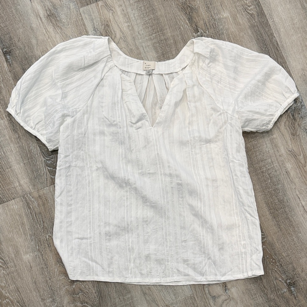 A new day Women’s White Short-Sleeve V-Neck Blouse sz s